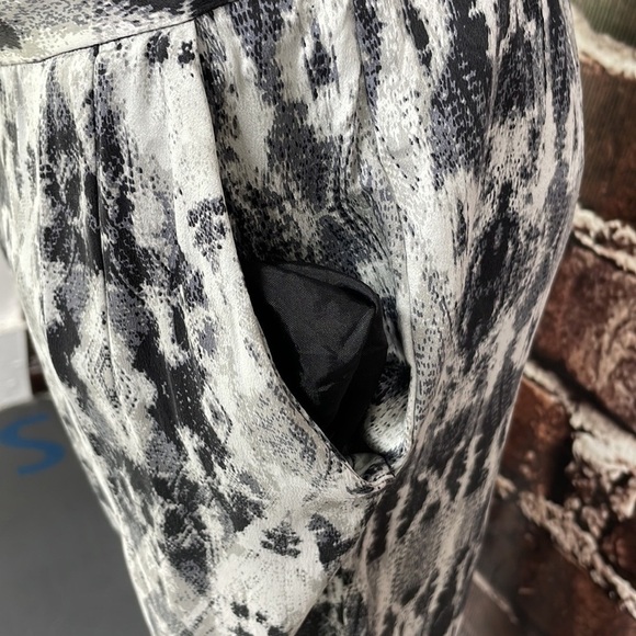 Paige Pants Silver Black Printed Silky Satin Pockets Size Small - Picture 8 of 14